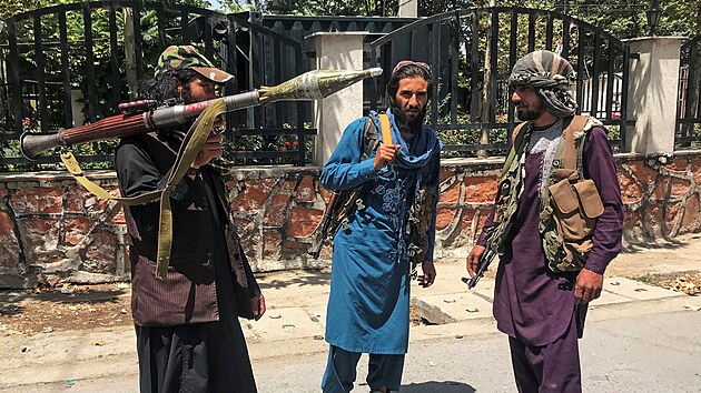 Bojovníci Tálibánu stojí na strái v Kábulu. (16. srpna 2021)