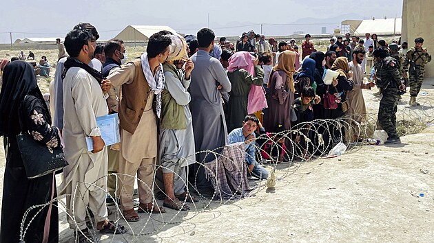 Afghánská bezpečnostní stráž se snaží udržovat pořádek na mezinárodním letiště v Kábulu, kde čekají stovky lidí. (17. srpna 2021)