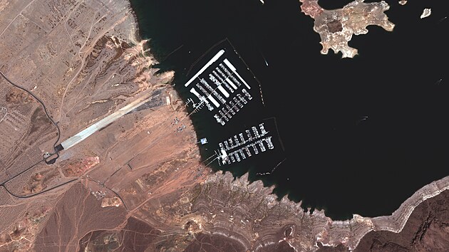 Satelitn snmek firmy Maxar Technologies z ervence letonho roku ukazuje, jak nzko je hladina vody u jezera Mead. Ble okraje vodn plochy naznauj, kam dosahovala hladina jet ped pr lety.