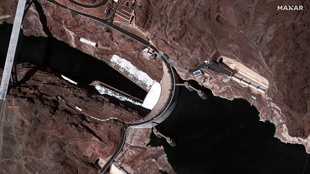Hooverova pehrada na ece Colorado zadruje vodu v ndri Mead. Satelitn snmek od firmy Maxar Technologies je z ervence tohoto roku.