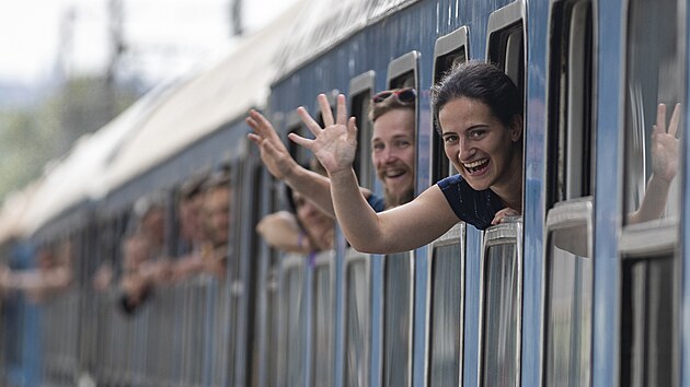 Nejdelší osobní vlak na českých kolejích vyjel na hudební festival do rumunského Banátu. Vlak je složen z 18 vagónů od třech různých společností. Již cestou do Rumunska na účastníky festivalu čekají hudební vystoupení. (17.8.2021)