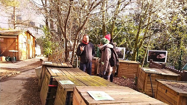 Mstsk kompost Jean-Jacques Fasquel dohl i na komunitn zahradu Jardin Santerre na sdliti, uprosted panelk. Kolegynm z esk Kokozy popisuje svoji prci. 
