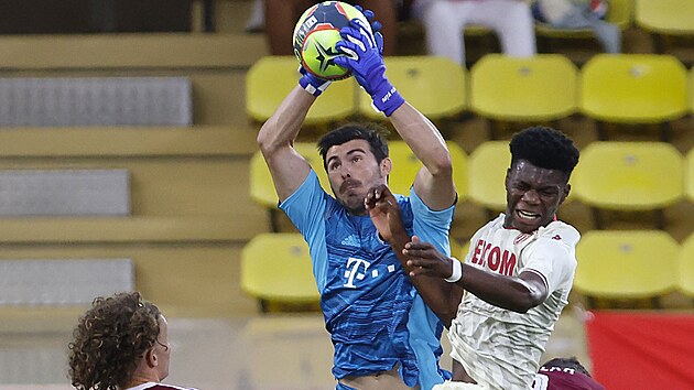 Spar�ansk� brank�� Florin Nita chyt� m�� p�ed AurelienemTchouam�nim v odvet� 3. p�edkola lIgy mistr�.