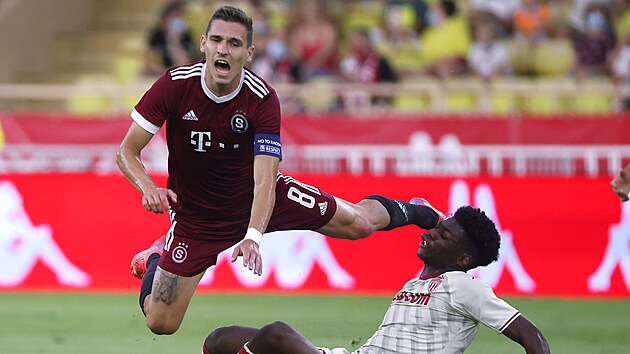 Monack� Tchouam�ni fauluje spar�ana Davida Pavelku v odvet� 3. p�edkola Ligy mistr�.