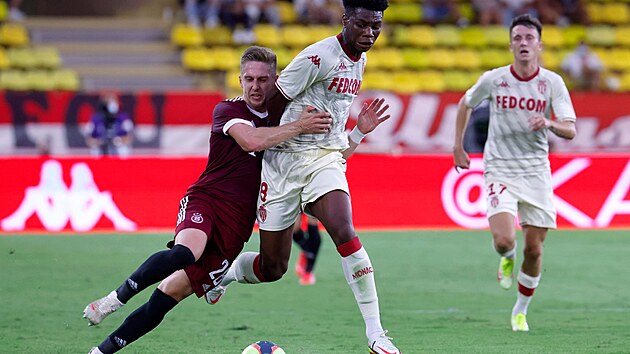 Spar�an Tom� Wiesner atakuje Aureliena Tchouam�niho v odvet� 3. p�edkola Ligy mistr�.