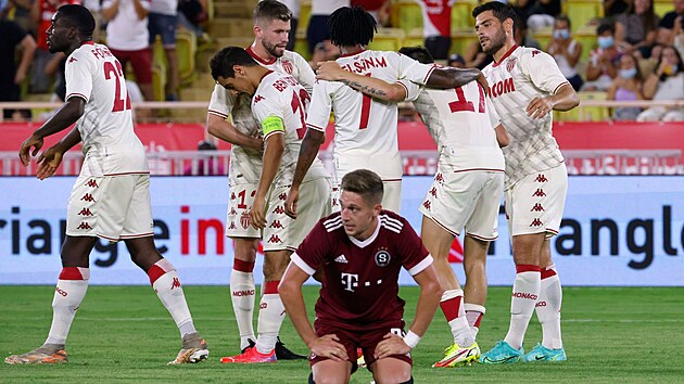 Sparan Tom Wiesner na kolenou, fotbalist Monaka se raduj. Je hotovo, rusk zlonk Golovin v odvet 3. pedkola Ligy mistr prv zvil na 2:0.