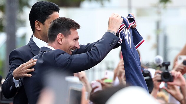 Lionel Messi a Nsir Al Chelajf, prezident Paris St. Germain pot, co po tiskov konferenci vyli ped stadion v Parku princ.