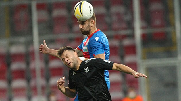 Plzesk Radim eznk v hlavikovm souboji s Yanicem Wildschutem z CSKA Sofie v play off Konferenn ligy.