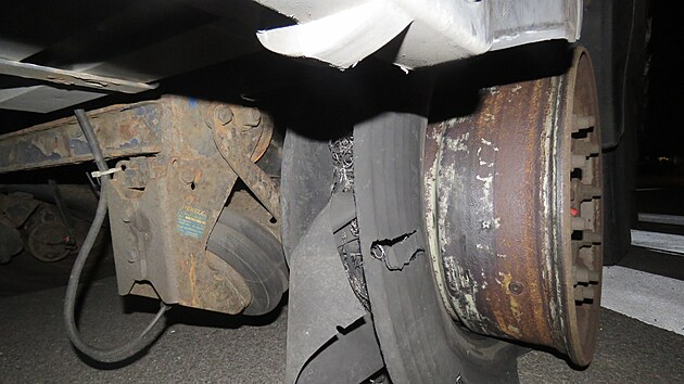 Siln opilho idie kamionu na D1 odhalil defekt pneumatiky. Ta se roztrhla a pokodila auta v protismru. idi kamionu nadchal 2,26 promile.
