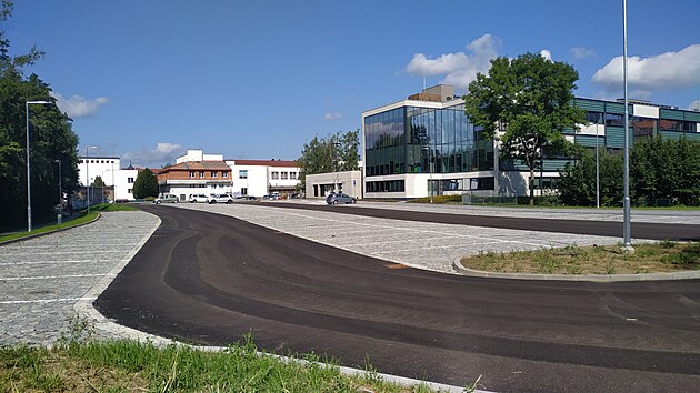 Velké záchytné parkoviště u krajské knihovny v Havlíčkově Brodě nabízí 126 míst. Zatím je však po celé dny prázdné. Například ve středu dopoledne na něm stála pouhá čtyři auta.