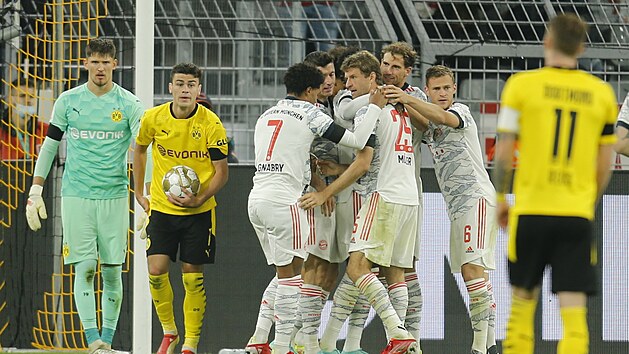 Fotbalist Bayernu Mnichov slav gl proti Borussii Dortmund.