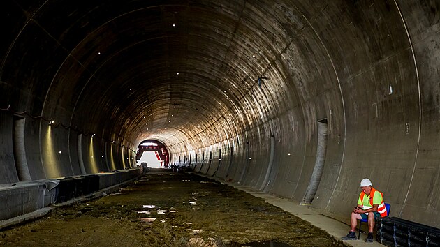 Lidé se mohli podívat do připravovaného 370 metrů dlouhého železničního tunelu Zvěrotice u Soběslavi. Tudy budou v roce 2022 jezdit vlaky na IV. železničním koridoru z Prahy do Českých Budějovic.