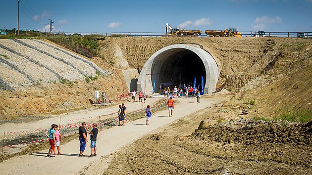 Lidé se mohli podívat do připravovaného 370 metrů dlouhého železničního tunelu Zvěrotice u Soběslavi. Tudy budou v roce 2022 jezdit vlaky na IV. železničním koridoru z Prahy do Českých Budějovic.