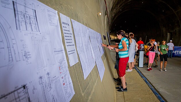 Lid se mohli podvat do pipravovanho 370 metr dlouhho elezninho tunelu Zvrotice u Sobslavi. Tudy budou v roce 2022 jezdit vlaky na IV. elezninm koridoru z Prahy do eskch Budjovic.