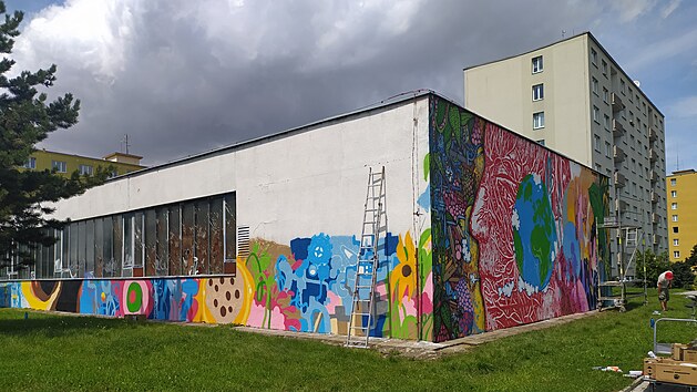 Budova vmnkov stanice teplrensk spolenosti v ateck ulici Stavba nov h barvami. Vznikl tu takzvan mural, ozdobn venkovn malba na stnu budovy ve veejnm prostoru.