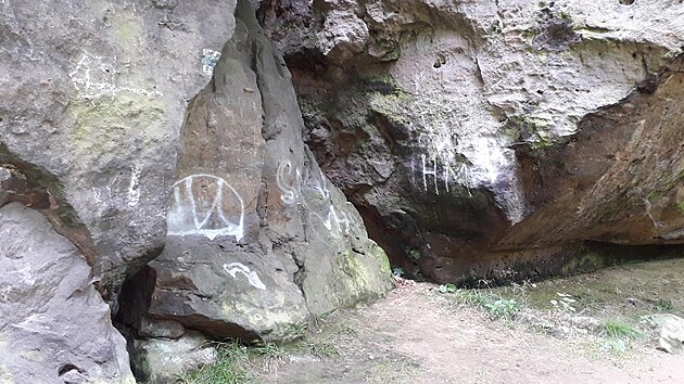Odstranit graffiti na p�skovcov� sk�le, po kter�ch t�eba za vlhka nesm� l�zt horolezci, nen� jednoduch�. Ka�d�m razantn�j��m z�sahem p�skovcov� sk�ly trp�.