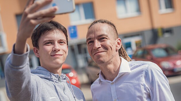 Selfíčko s fanouškem v Klášterci nad Ohří. Vpravo předseda Pirátů Ivan Bartoš. (10. srpna 2021)