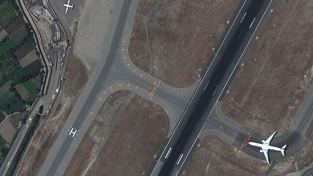 Pohled na letištní plochu kábulského mezinárodního letiště (16. srpna 2021)