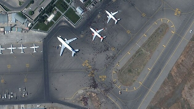 Davy lidí u přistavených letadel na kábulském letišti čekají na evakuaci. (16. srpna 2021)