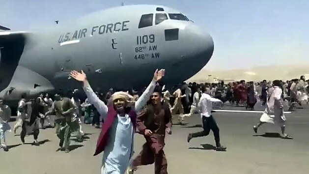 Stovky lidí se chtějí mermomocí dostat do amerického nákladního letadla C-17, který evakuoval lidi z Kábulu. (16. srpna 2021)
