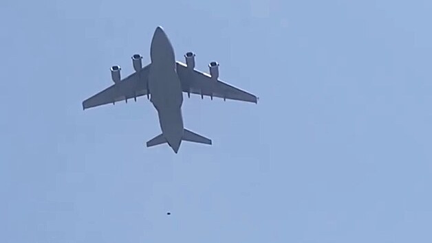 Nkladn letadlo americk armdy evakuuje stovky lid z Kbulu. Nkte se neveli dovnit a chytili se podvozku. Nkte se neudreli a spadli, jak ukazuje teka pod strojem. (16. srpna 2021)