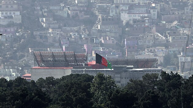 Nad prezidentským palácem v Kábulu vlála i den po obsazení metropole Tálibánem oficiální afghánská státní vlajka. (17. srpna 2021)