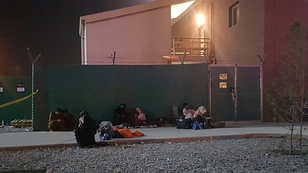 Skupina, afghánských spolupracovníků s rodinami, kteří podle spolku Vlčí Máky ještě čekají na evakuaci z Kábulu. (19. srpna 2021)