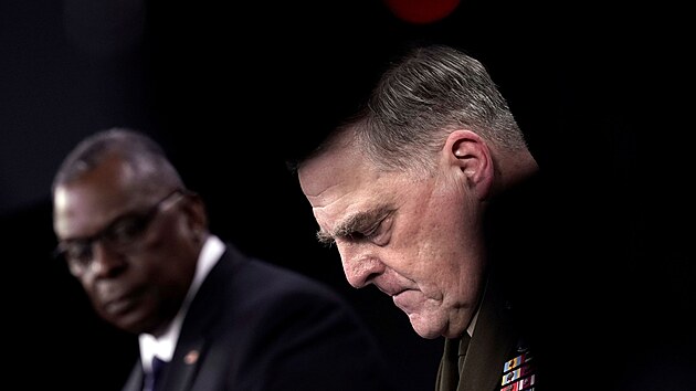 Viditelně rozčarovaný šéf sboru náčelníků štábů americké armády Mark Milley (vpravo), který přiznal, že se nečekalo, že afghánská armáda tak snadno zkolabuje pod náporem Tálibánu. Nalevo od něho je ministr obrany USA Lloyd Austin. (18 srpna 2021)
