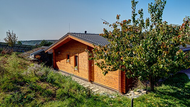 Devostavba se tak trochu skrv pod vrcholem pozemku.