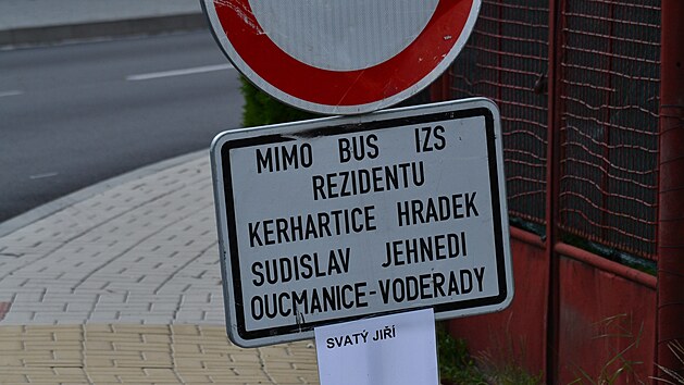 Přilepený nápis na jedné ze značek, které umožňují vjezd rezidentům blízkých obcí.