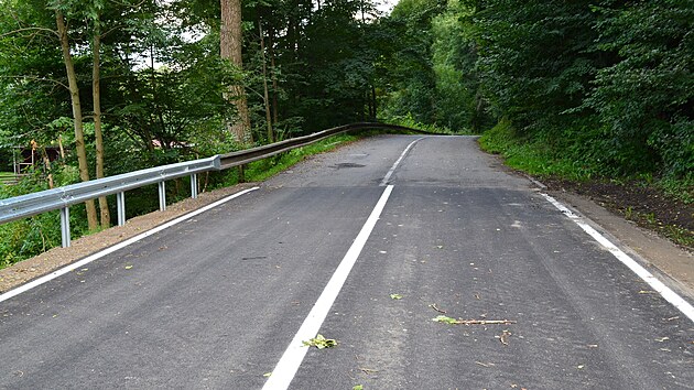 Oprava vyten silnice skonila kousek za Kerharticemi, zde je rozhran opraven a pvodn vozovky.