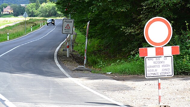 Počátek opraveného úseku za obcí Hrádek se zákazovou značkou.