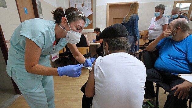 Mobilní očkovací tým koncem července očkoval lidi bez domova v karlovarském středisku Armády spásy. (28.7.2021)
