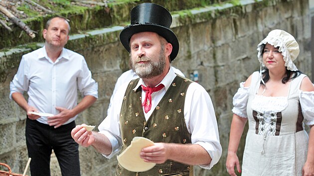 Vystoupen� Pouli�n�ho divadla Viktora Braunreitera v projektu komentovan�ch prohl�dek spojen�ch s hereck�mi etudami a prohl�dkami m�sta slav� �sp�ch. Na akc�ch se sch�zej� davy lid�. (11. 8. 2021)