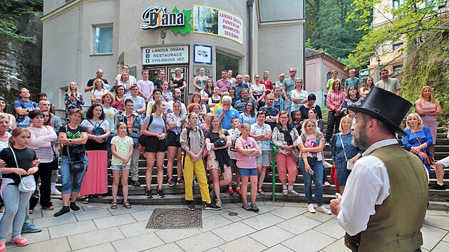 Vystoupen� Pouli�n�ho divadla Viktora Braunreitera v projektu komentovan�ch prohl�dek spojen�ch s hereck�mi etudami a prohl�dkami m�sta slav� �sp�ch. Na akc�ch se sch�zej� davy lid�. (11. 8. 2021)