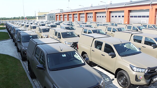 Armáda představila v zásobovacím centru ve Štěpánově na Olomoucku prvních šedesát vozů Toyota Hilux, které si převzala. Postupně jimi nahradí desítky let staré sovětské UAZy a také dosluhující vozy Land Rover Defender. (10. srpna 2021)