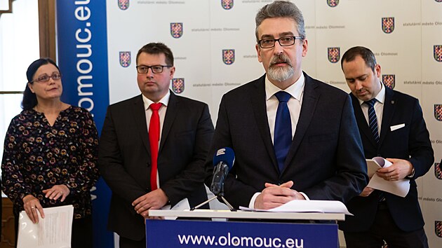 Primtor Olomouce Miroslav bnek (ANO), v pozad jeho nmstci Martin Major a Markta Zlesk z ODS (vlevo) a Matou Pelikn z KDU-SL (vpravo).