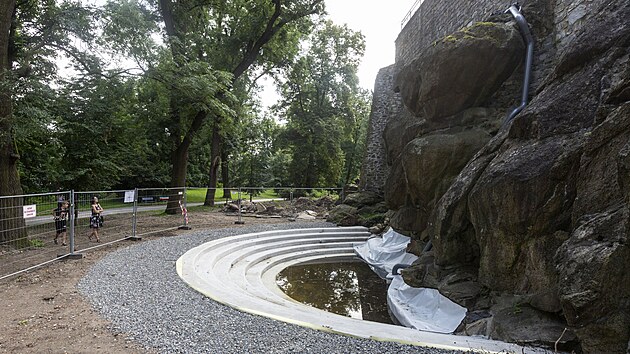 V olomouck�ch Bezru�ov�ch sadech m�sto po letech obnovuje um�l� vodop�d, kter� tu p�ed lety byl. Stavba za v�ce ne� 1,7 milionu korun v�ak zat�m p�sob� neesteticky a schyt�v� kritiku za proveden�. Voda bude cirkulovat rourou nata�enou po sk�le, vedle n�dr�e stoj� elektrick� sk���, pozd�ji m� b�t nicm�n� um�st�na pod zem.