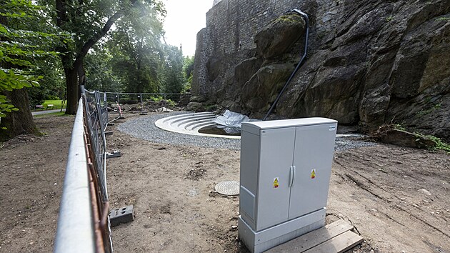 V olomouck�ch Bezru�ov�ch sadech m�sto po letech obnovuje um�l� vodop�d, kter� tu p�ed lety byl. Stavba za v�ce ne� 1,7 milionu korun v�ak zat�m p�sob� neesteticky a schyt�v� kritiku za proveden�. Voda bude cirkulovat rourou nata�enou po sk�le, vedle n�dr�e stoj� elektrick� sk���, pozd�ji m� b�t nicm�n� um�st�na pod zem.