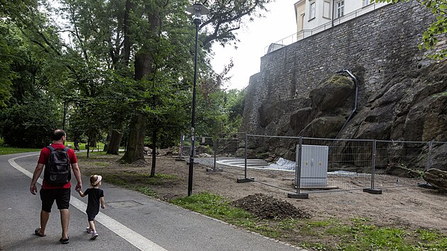 V olomouck�ch Bezru�ov�ch sadech m�sto po letech obnovuje um�l� vodop�d, kter� tu p�ed lety byl. Stavba za v�ce ne� 1,7 milionu korun v�ak zat�m p�sob� neesteticky a schyt�v� kritiku za proveden�. Voda bude cirkulovat rourou nata�enou po sk�le, vedle n�dr�e stoj� elektrick� sk���, pozd�ji m� b�t nicm�n� um�st�na pod zem.