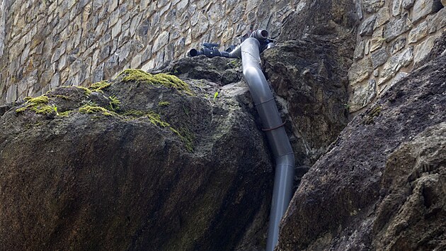 V olomouck�ch Bezru�ov�ch sadech m�sto po letech obnovuje um�l� vodop�d, kter� tu p�ed lety byl. Stavba za v�ce ne� 1,7 milionu korun v�ak zat�m p�sob� neesteticky a schyt�v� kritiku za proveden�. Voda bude cirkulovat rourou nata�enou po sk�le, vedle n�dr�e stoj� elektrick� sk���, pozd�ji m� b�t nicm�n� um�st�na pod zem.