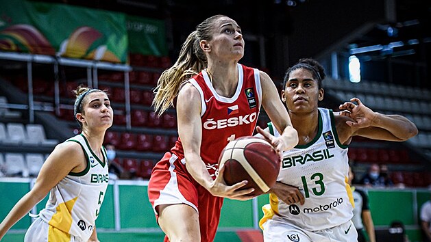 esk basketbalov juniorka Kateina Zeithammerov zakonuje na MS do 19 let na brazilsk ko.