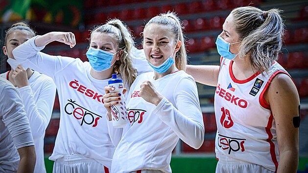 �esk� basketbalov� juniorky si u��vaj� atmosf�ru mistrovstv� sv�ta do 19 let. Bez rou�ky Simona Fi�erov�.