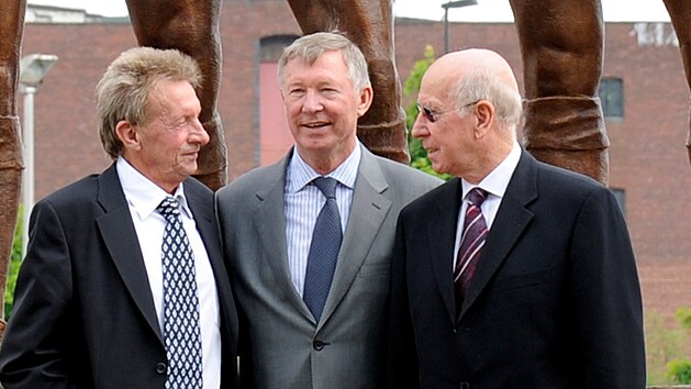 Denis Law, Alex Ferguson a Bobby Charlton (zleva), legendy Manchesteru United