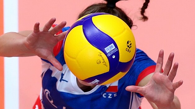 esk volejbalistka Kateina Vlkov nahrv bhem utkn mistrovstv Evropy.