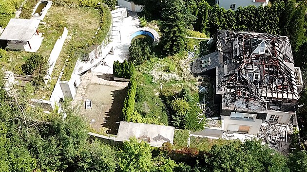 Vila Radovana Krejčíře je dva roky po požáru úplně zdevastovaná. Lidé ukradli už i vrátka do zahrady.