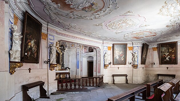 Klášter v Opočně vznikl v druhé polovině 17. století, obnoven byl po roce 1733 po požáru.