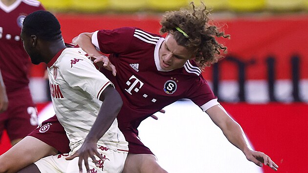 Youssouf Fofana z Monaka se pokou�� oto�it kolem spar�ansk�ho z�lo�n�ka Filipa Sou�ka.