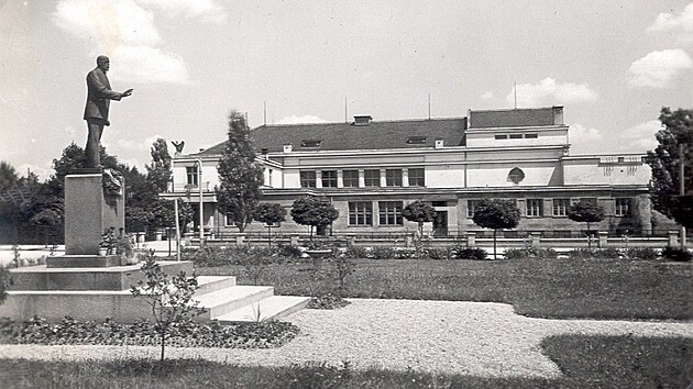 Sokolovna v Kojetn byla slavnostn otevena v roce 1928. Hostovali zde Adina Mandlov i Jaroslav Vojta. Snmek je z 30. let minulho stolet. 