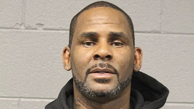 Zpěvák R. Kelly na policejním snímku po zadržení (Chicago, 22. února 2019)